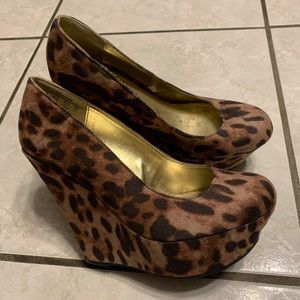 Glo , women’s High heel shoes, black with tan tiger animal print Jersey shore